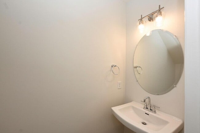 Building Photo - Like-New Modern Townhome Near Dining, Shopping, Trails & Old Hickory Lake