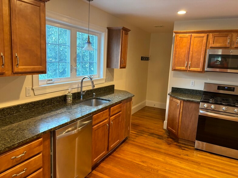 Building Photo - 253 Brown St