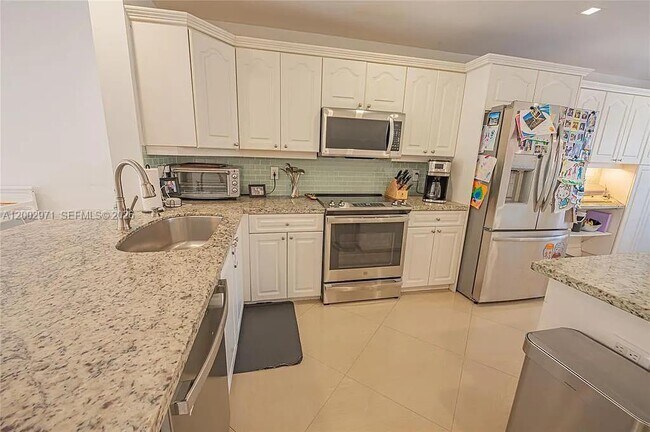 Building Photo - 1135 W Lake St