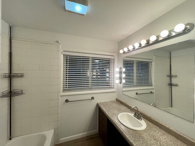 Building Photo - Classic 3 Bedroom 1.5 Bathroom Ranch House in Beaverton!! Great Yard! Cedar Hills~Cedar Mill Nort...