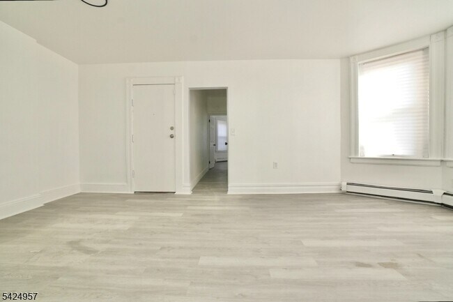 Building Photo - 11 Howard Pl