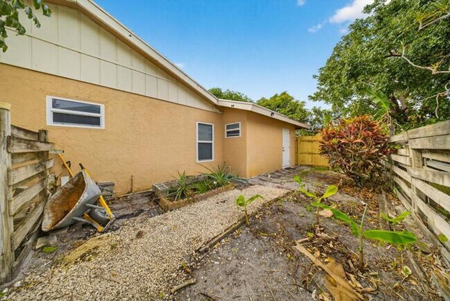 Building Photo - 849 Camellia Dr