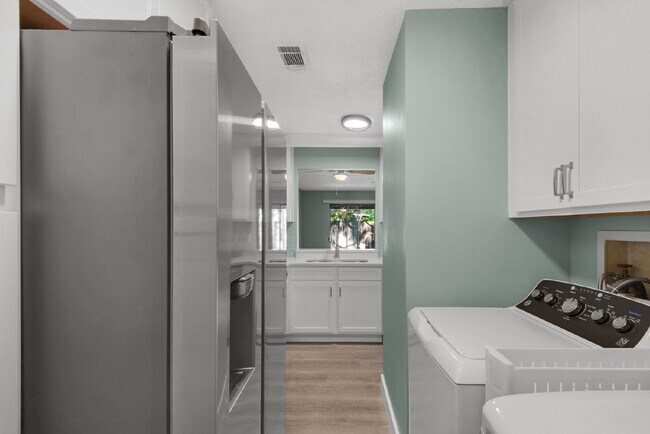 Building Photo - "Charming 2-Bed Townhouse Retreat in Fort ...