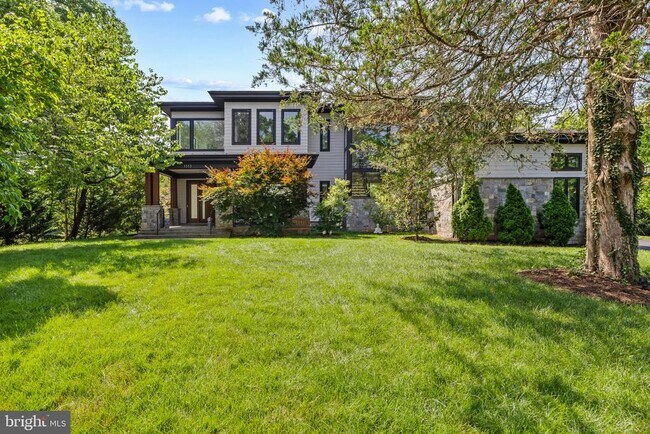Building Photo - 1513 Oakview Dr