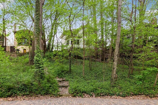 Building Photo - 2074 Iuka Ave