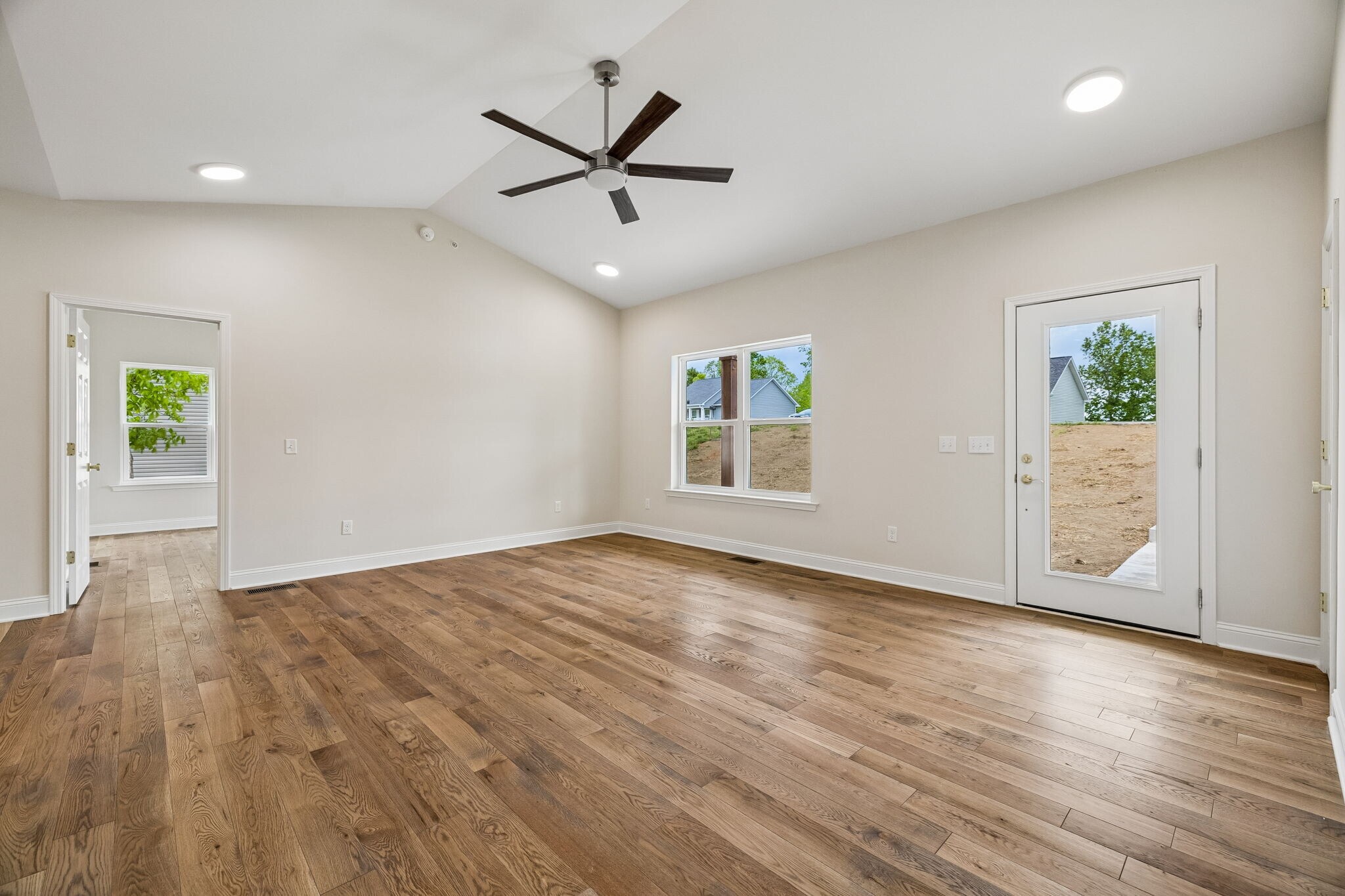 Building Photo - 553 Skyview Dr