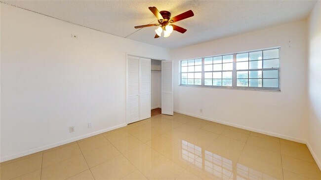 Building Photo - 3080 N Course Dr