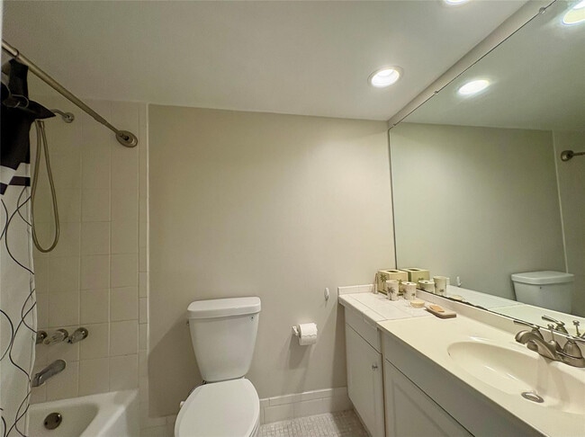 Building Photo - 2940 N Course Dr