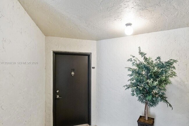 Building Photo - 825 Egret Cir