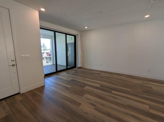 Building Photo - 250 Waters Park Cir