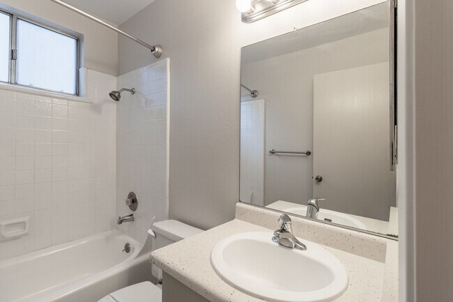 Building Photo - Live in the Heart of Midtown Sacramento!  ...
