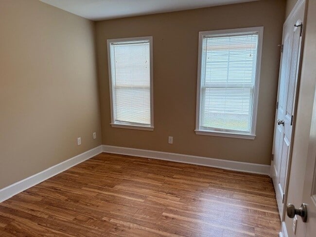 Building Photo - Home is located in Avendale-Rocky Point ad...