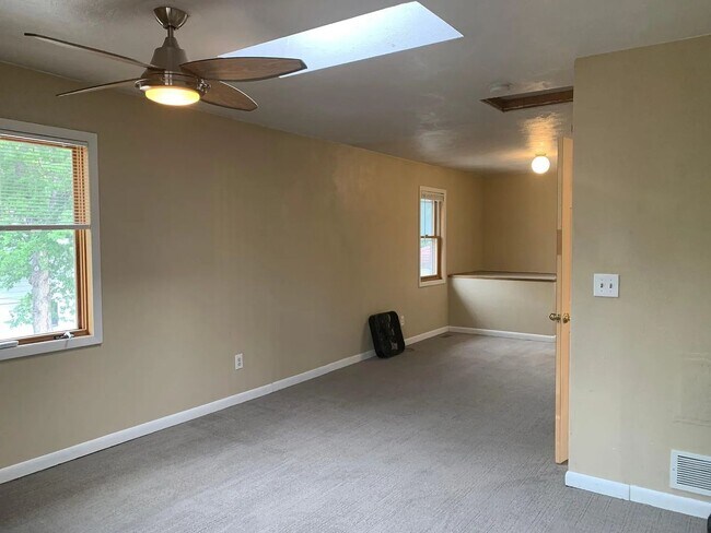 Building Photo - SHORT TERM RENTAL: Spacious 5+ Bedroom Home on the Hill! Available Now-July 24th 2026.