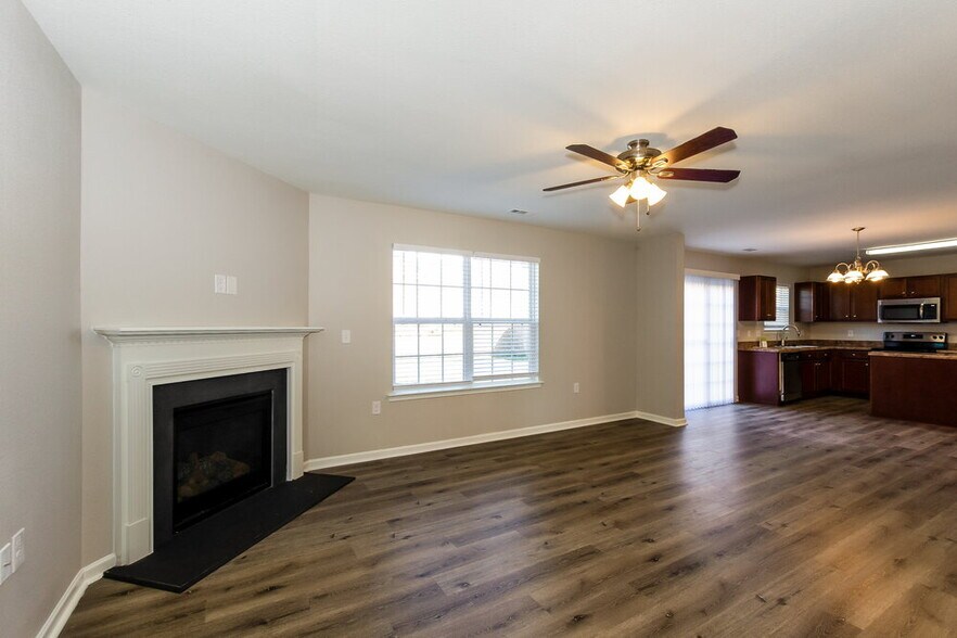 Building Photo - 1860 Eastway Dr