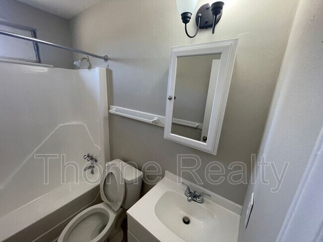 Building Photo - 1318 Maple St