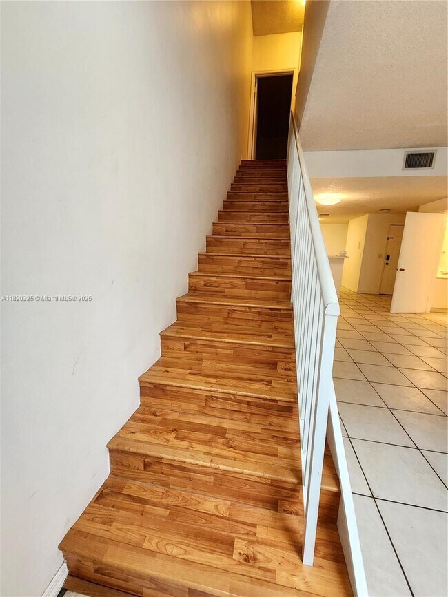 Building Photo - 1050 Sorrento Dr