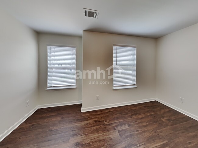 Building Photo - 216 Leland Ln