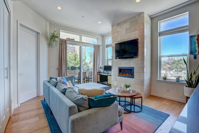 Building Photo - 2 bedroom 2 bath Penthouse apartment in Wa...