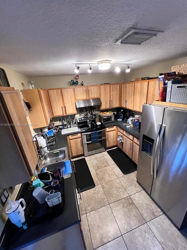 Building Photo - 2098 NE 167th St