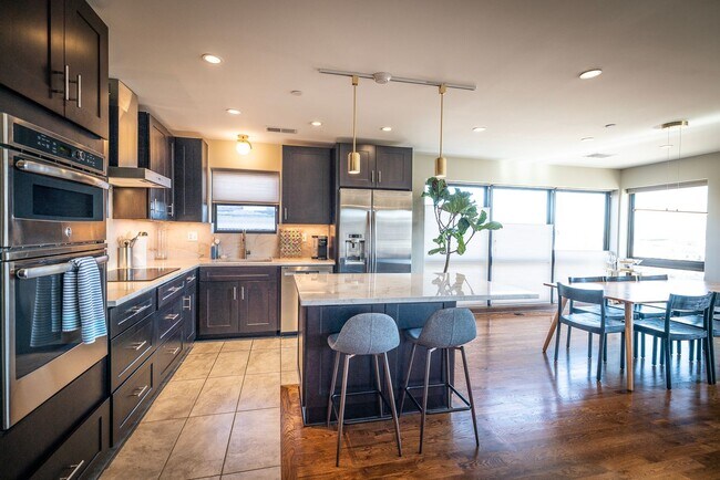 Building Photo - 4 bed / 4.5 bath flat in South Plaza overlooking UMKC and Brookside Blvd