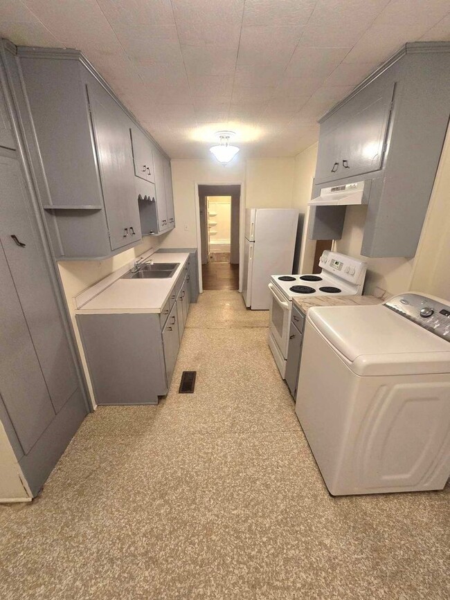 Building Photo - 3 bedroom & 1 bath located in Southside