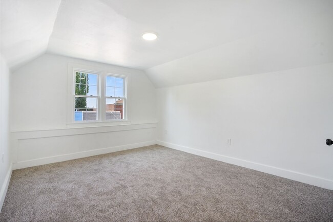 Building Photo - Newly Renovated 4 Bed, 2 Bath Home - Off-S...