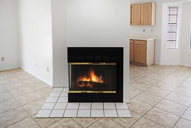 Building Photo - Stylish & Bright 3-Bed Oasis with Desert B...