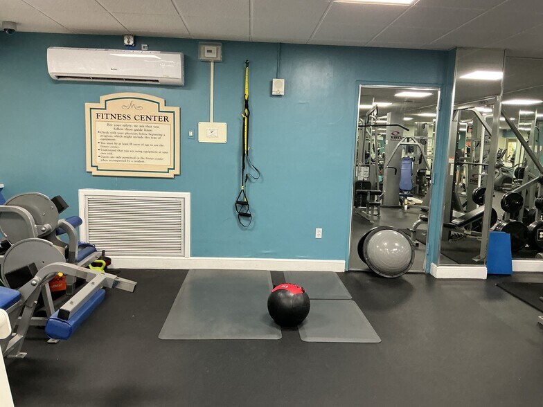 Weight Room - 880 Mandalay Ave