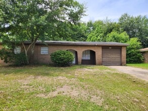 Building Photo - 2131 Woodside Dr