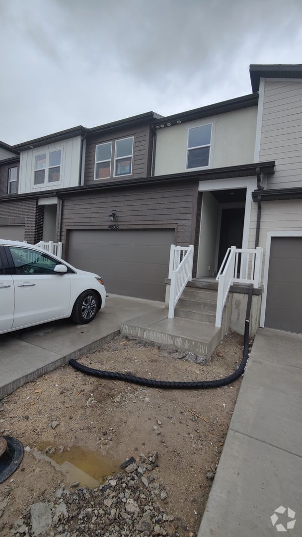 Building Photo - 4 Bed Town Home for Rent in Riverton