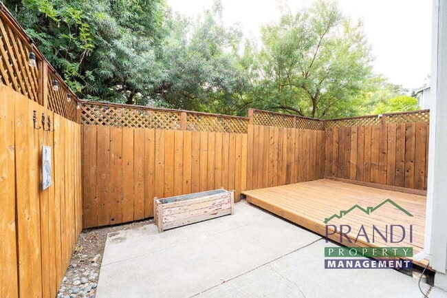 Building Photo - 25 Cedarwood Ln