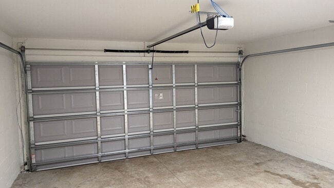 Building Photo - 4 Bedroom 2 Bath in Summerfield Florida