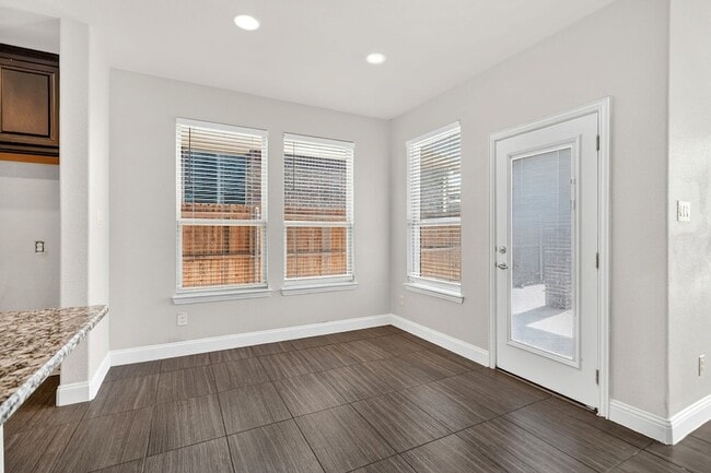 Building Photo - 1012 Summer Ln