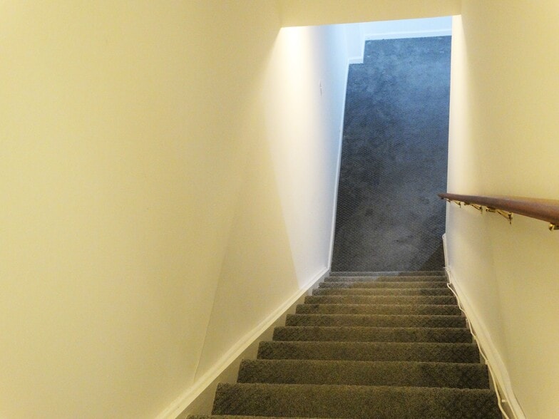 stair to the basement - 2269 Nash Ct