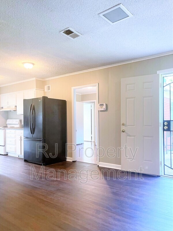 Building Photo - 3641 Bishops Bridge Rd