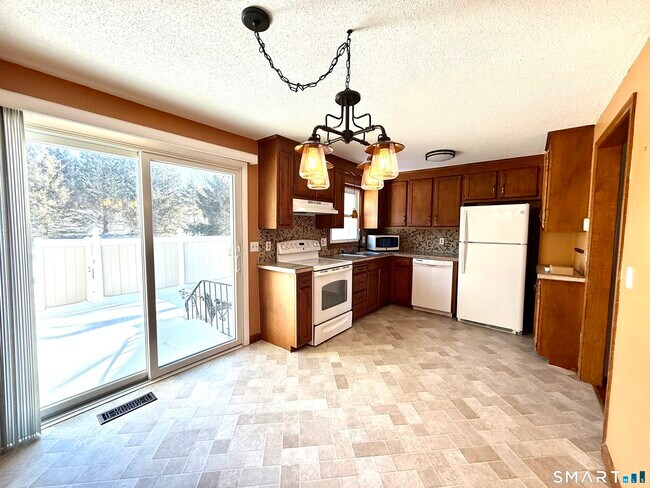 Building Photo - 2 St Marc Cir