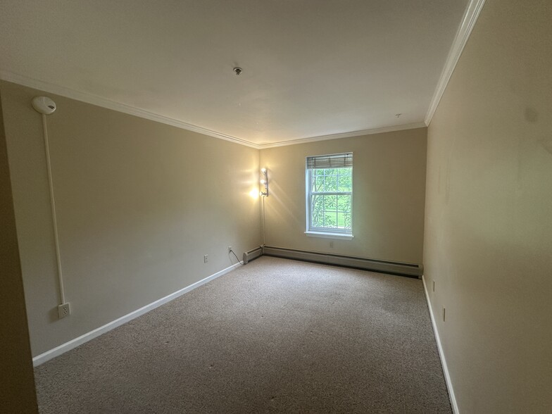 Bedroom 2 empty - 380 Hildred Dr