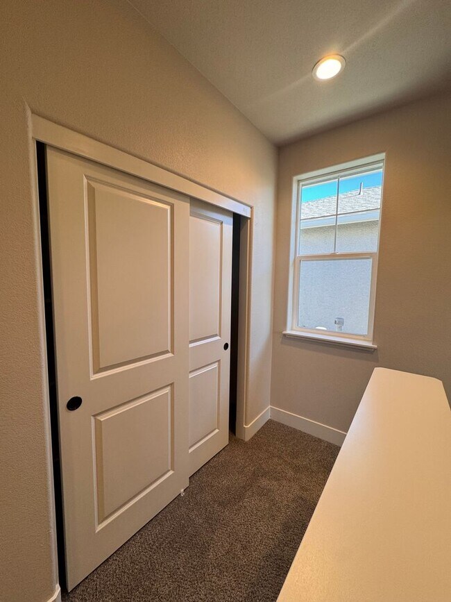 Building Photo - NEW! 3/2.5/2 Townhome in Gardnerville