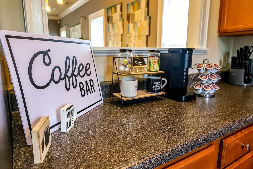 Building Photo - Room in House on ACC Blvd