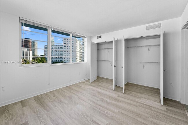 Building Photo - 910 West Ave