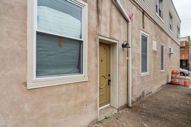 Building Photo - 2553 E Somerset St