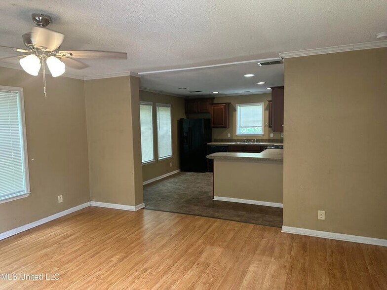 Building Photo - 6165 E Lafayette St