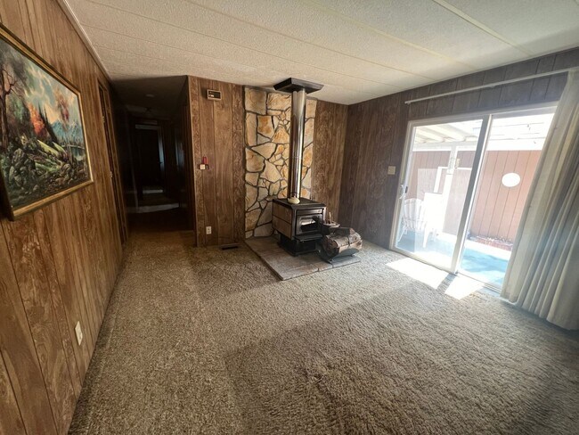 Building Photo - Three Bedroom Rental Home on Acreage! Pets Okay! Available Now!