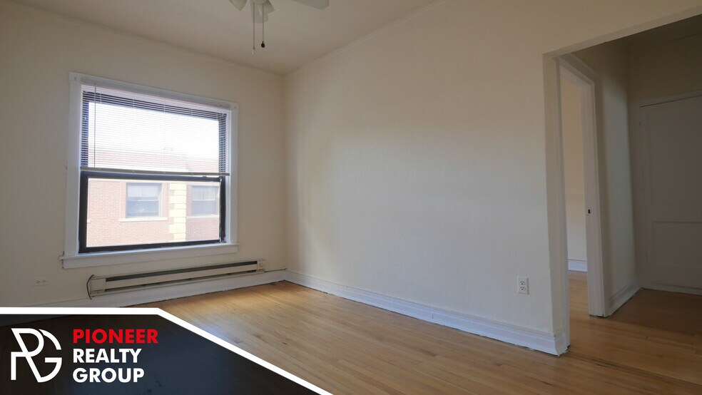 Primary Photo - 822 W Waveland Ave