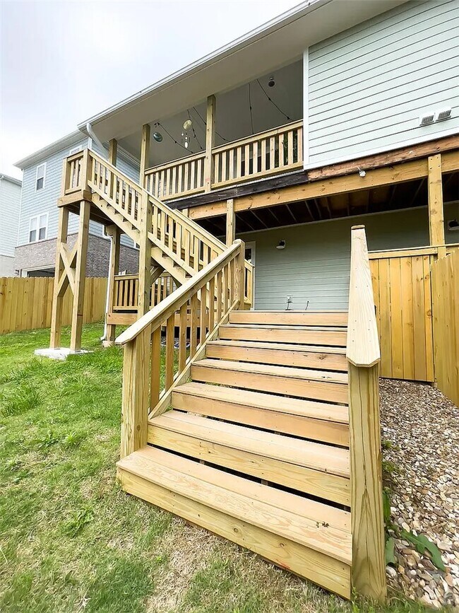 Building Photo - 558 Highland Ave