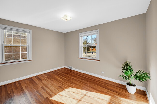 Building Photo - 413 S Gilbert Ave