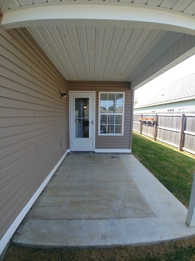 Building Photo - Great 3 Bedroom home in Fayetteville! Conv...
