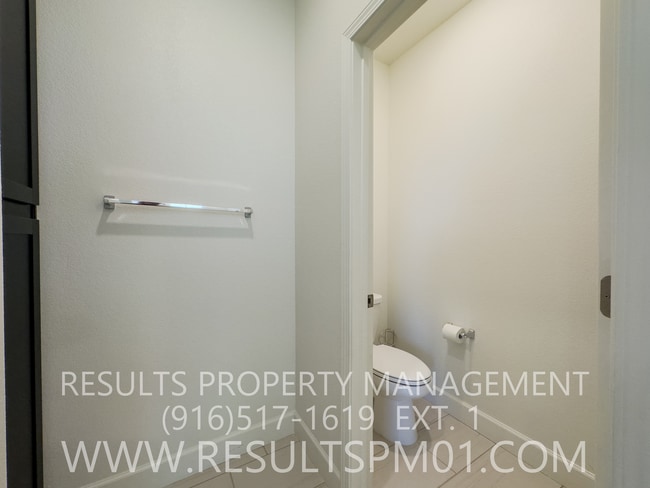 Building Photo - Pristine Upgraded 3 Bed 2.5 Beauty