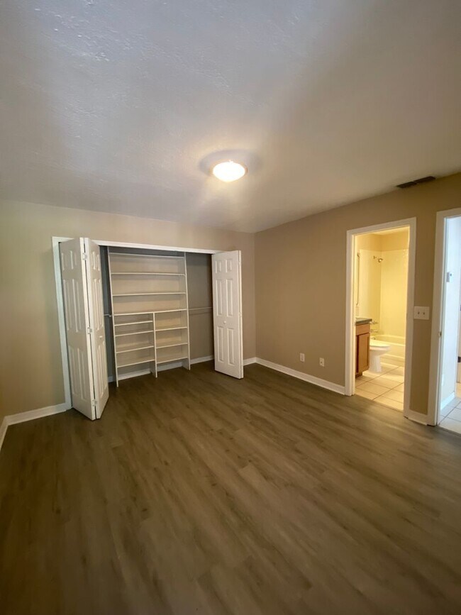 Building Photo - 575 Bloomington Ct