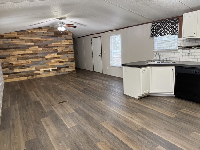 Building Photo - 200 Royalwood St